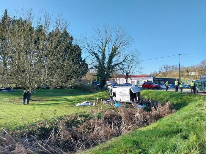 Une vingtaine de sapeurs-pompiers ont porté secours aux blessés, ainsi que la gendarmerie.