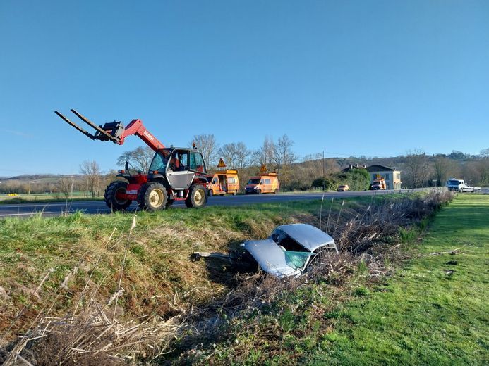 La violence du choc a propulsé les deux véhicules dans le fossé.