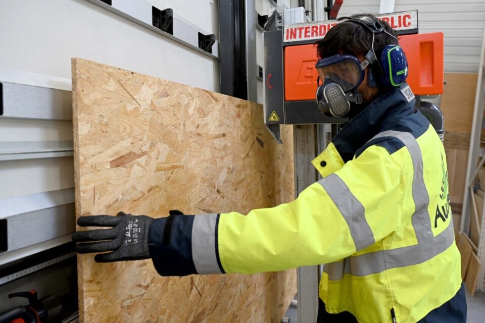 Tollevast le 25 avril 2025.
Célébrée le 28 avril, la Journée mondiale de la sécurité et de la santé au travail promeut la prévention des accidents et maladies professionnels dans le monde entier. A Leroy Merlin de Tollevast cela fait 373 jours sans accident. L'équipe mise sur la formation et les équipements destinés à sécuriser les manutentions.