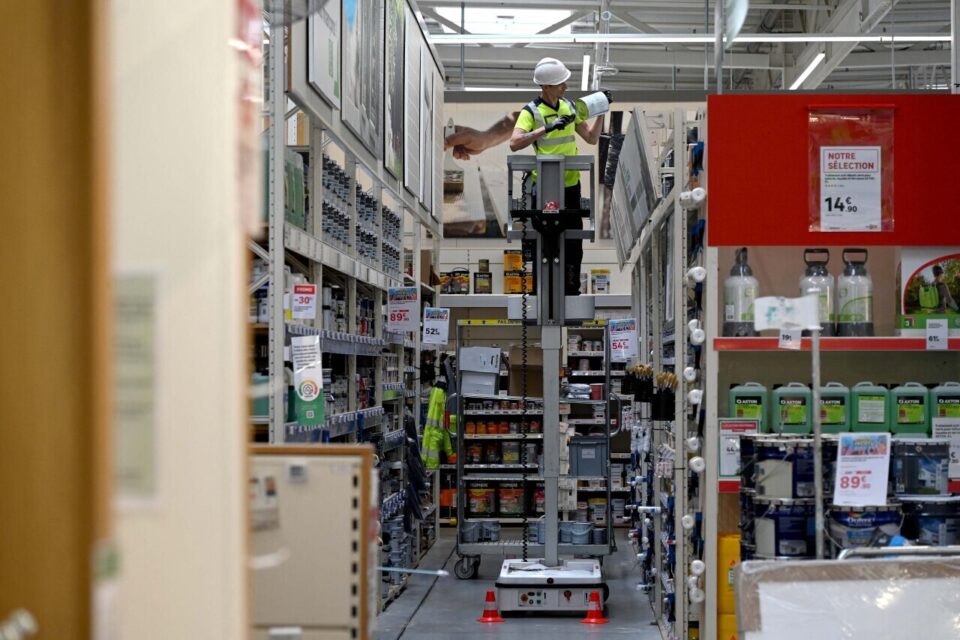 Tollevast le 25 avril 2025.
Célébrée le 28 avril, la Journée mondiale de la sécurité et de la santé au travail promeut la prévention des accidents et maladies professionnels dans le monde entier. A Leroy Merlin de Tollevast cela fait 373 jours sans accident. L'équipe mise sur la formation et les équipements destinés à sécuriser les manutentions.