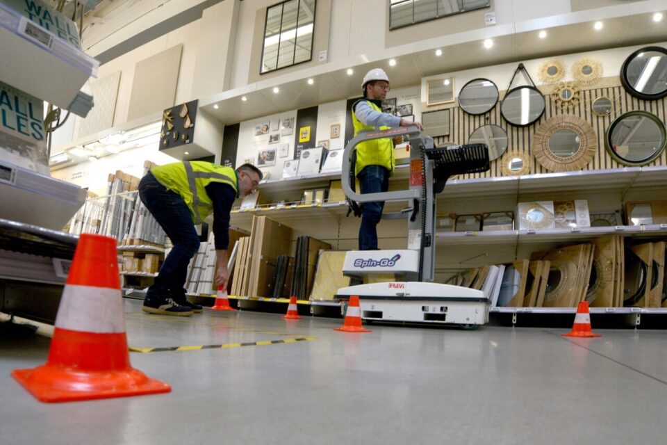 Tollevast le 25 avril 2025.
Célébrée le 28 avril, la Journée mondiale de la sécurité et de la santé au travail promeut la prévention des accidents et maladies professionnels dans le monde entier. A Leroy Merlin de Tollevast cela fait 373 jours sans accident. L'équipe mise sur la formation et les équipements destinés à sécuriser les manutentions.