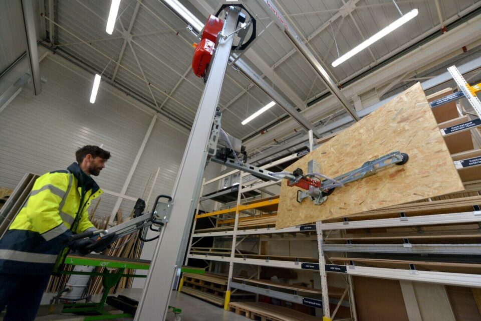 Tollevast le 25 avril 2025.
Célébrée le 28 avril, la Journée mondiale de la sécurité et de la santé au travail promeut la prévention des accidents et maladies professionnels dans le monde entier. A Leroy Merlin de Tollevast cela fait 373 jours sans accident. L'équipe mise sur la formation et les équipements destinés à sécuriser les manutentions.