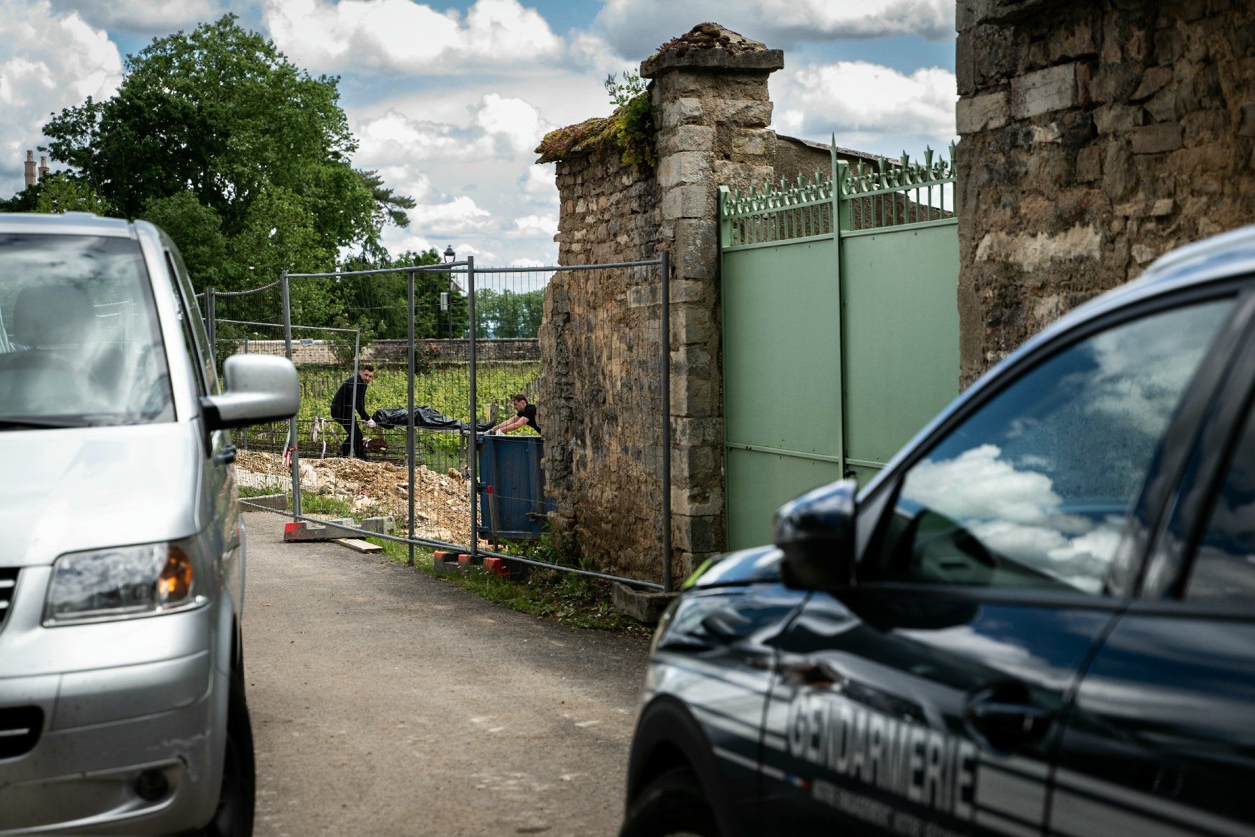 Le corps d'un des trois maçons décédés est évacué sur une civière, le 13 mars 2025 à Pommard (Côte d'Or)