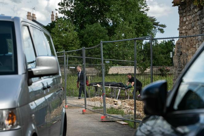 Deux brancardiers évacuent un corps après l’effondrement d’un mur de pierre qui a tué trois ouvriers, à Pommard (Côte-d’Or), le 13 mai 2025.