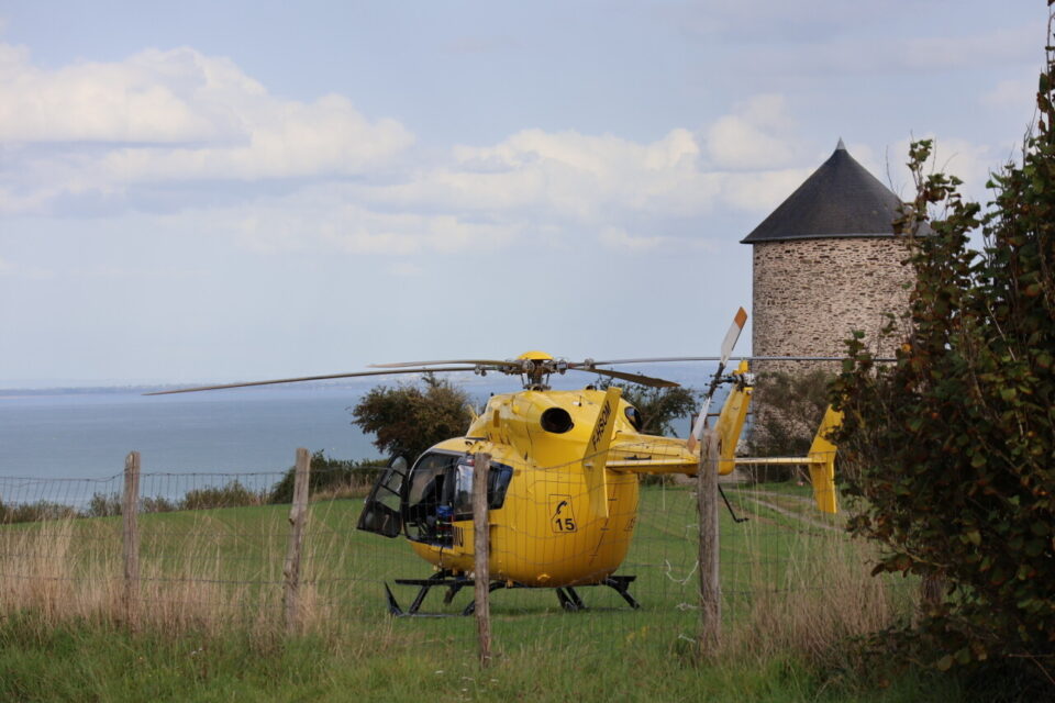 L'hélicoptère du Smur a dû atterir dans un champ de Cancale, surplombant le parc ostréicole.