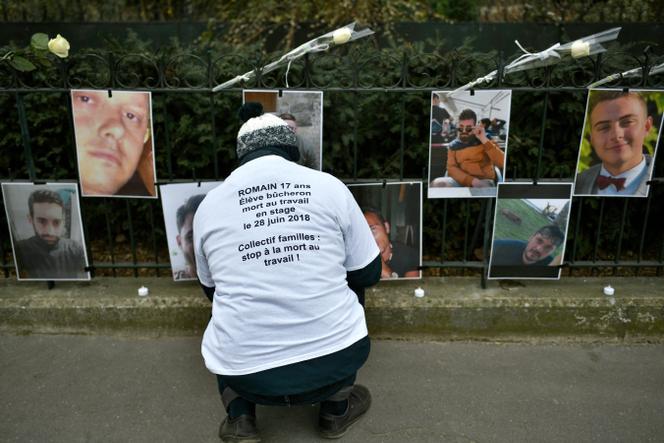 Devant des photos de victimes d’accidents du travail, lors d’un rassemblement à Paris, le 4 mars 2023.