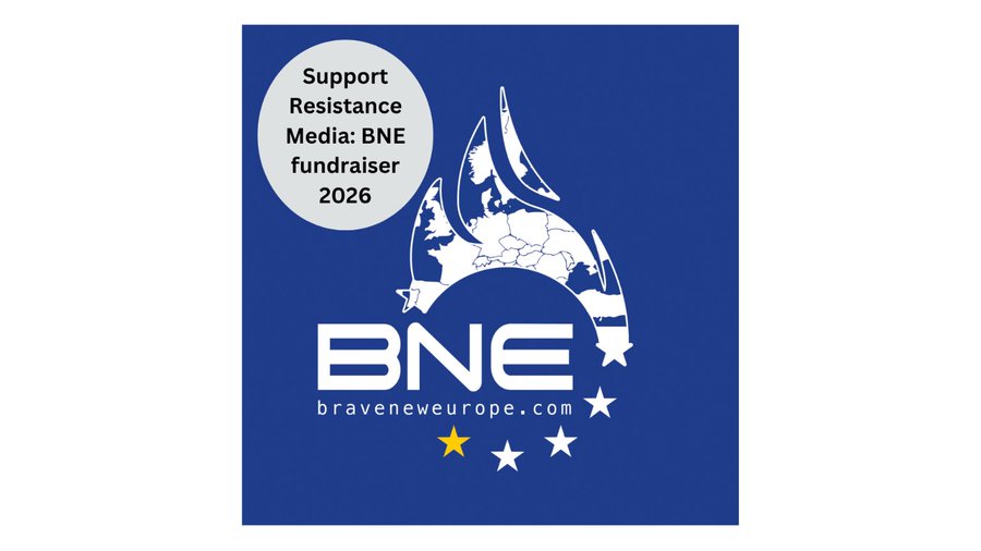 Fond carré bleu avec une forme de flamme stylisée blanche incorporant la carte de l'Europe et le texte BNE en grosses lettres au centre. L'insigne circulaire en haut à gauche indique Support Resistance Media BNE. Texte Fundraiser 2026 en blanc en bas. Jaune bravenewurope.com ci-dessous. Quatre étoiles jaunes disposées comme le drapeau de l'UE en bas à droite.