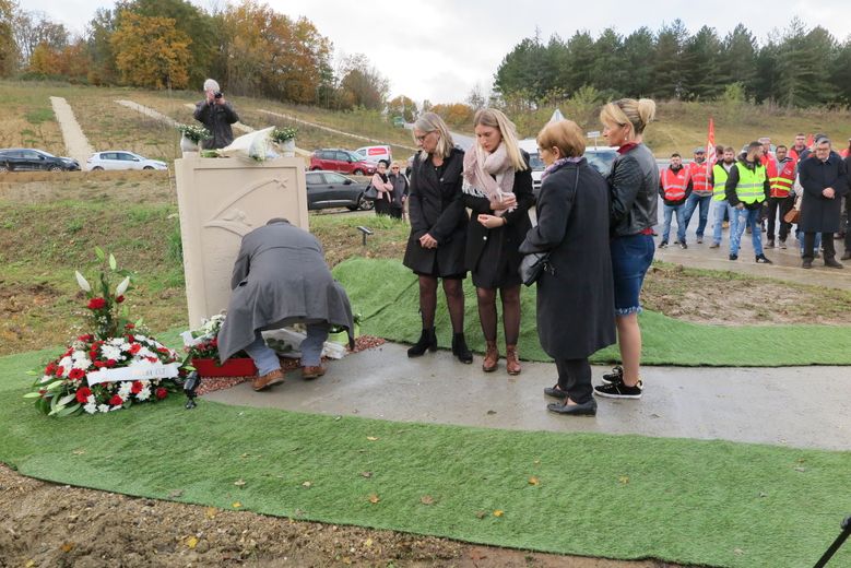 Une stèle a été érigée en hommage à Guillaume Garrido, à la suite du dramatique accident.