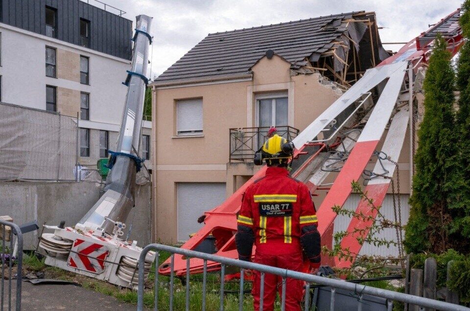 La flèche de la grue est tombée sur deux maisons à Combs-la-Ville, ce lundi 13 avril en début d'après-midi. Il n'y a heureusement pas eu de blessé