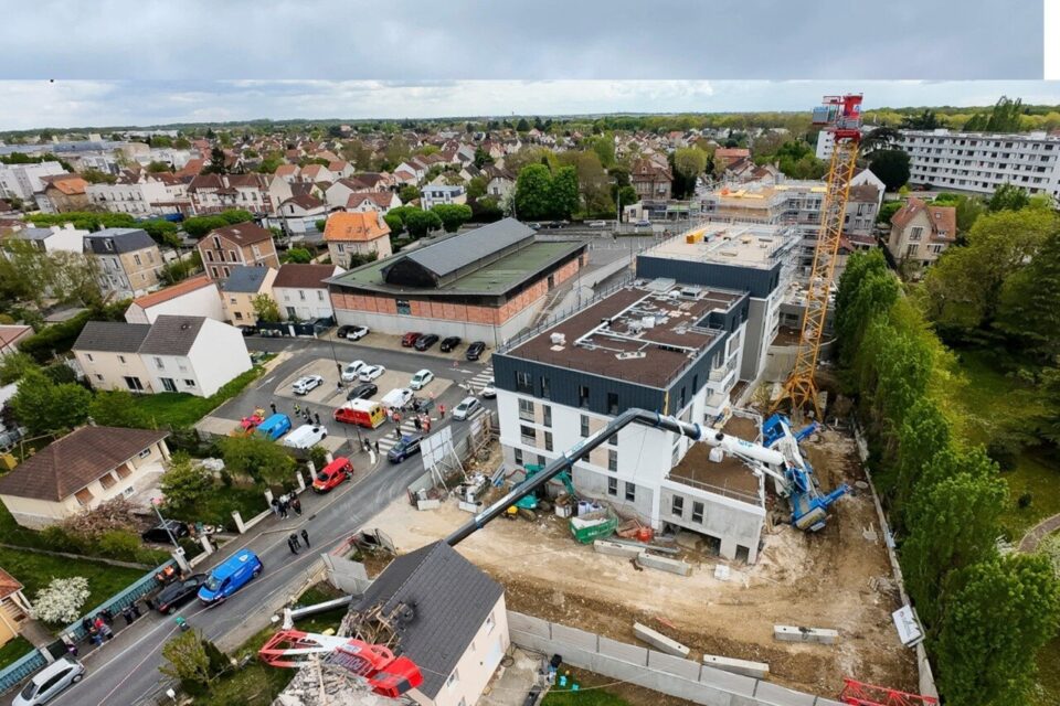 La flèche d'une grue de chantier s'est effondrée sur deux maisons à Combs-la-Ville, après que le véhicule en charge du démontage a été emporté par le poids de la structure