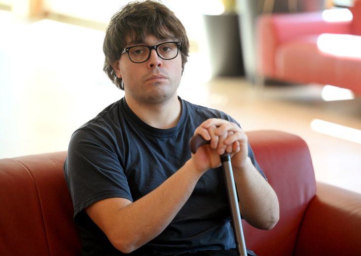 Depuis son accident du travail, Pierrick Léon ne se déplace jamais sans sa canne, de peur de chuter à tout moment en raison de ses troubles de l’équilibre.