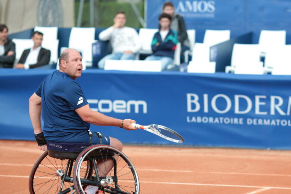 David a pu pratiquer le tennis fauteuil à haut niveau.