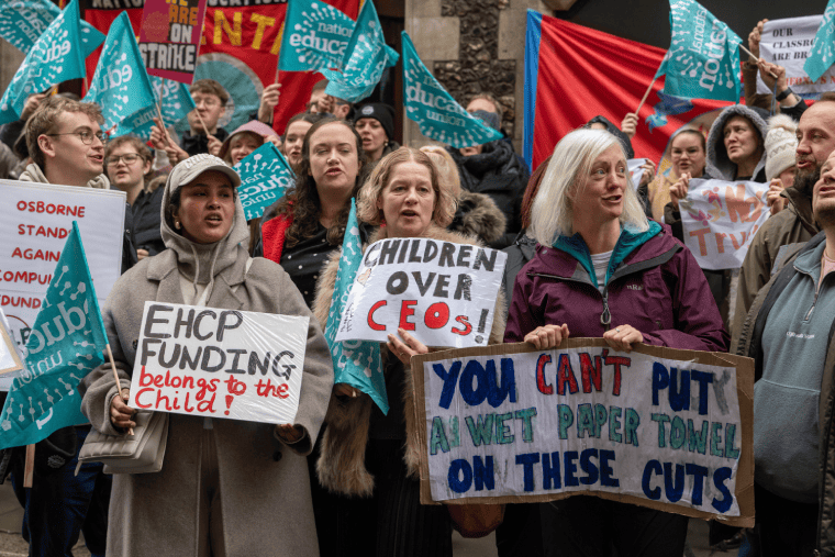 Des grévistes se sont rassemblés devant le ministère de l’Éducation en début de semaine (Photo : Guy Smallman)