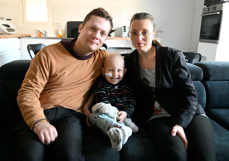 Valentin, 3 ans, entouré de ses parents Christopher et Séverine.