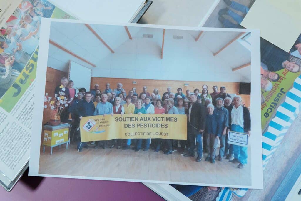 La photo d'un collectif de personnes qui tiennent une banderole sur laquelle il est écrit "Soutien aux victimes des pesticides. Collectif de l'ouest"