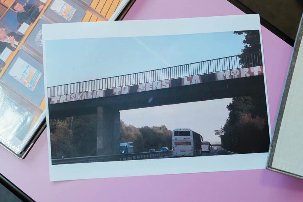 Une photo d'un pont d'autoroute où il est écrit "Triskalia tu sens la mort", le o de mort étant un crâne.